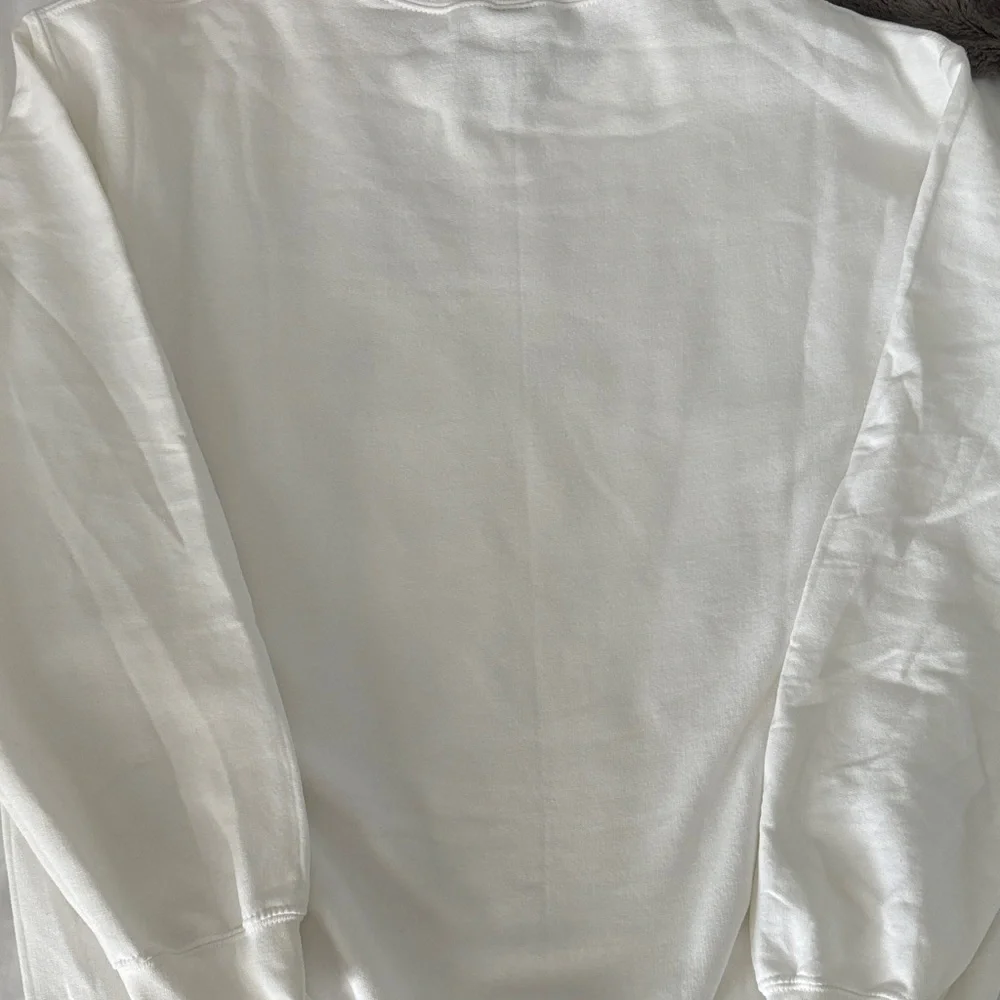 Disney NWOT  White Sweatshirt with Mickey and Minnie Hearts-Firm price - Picture 4 of 5